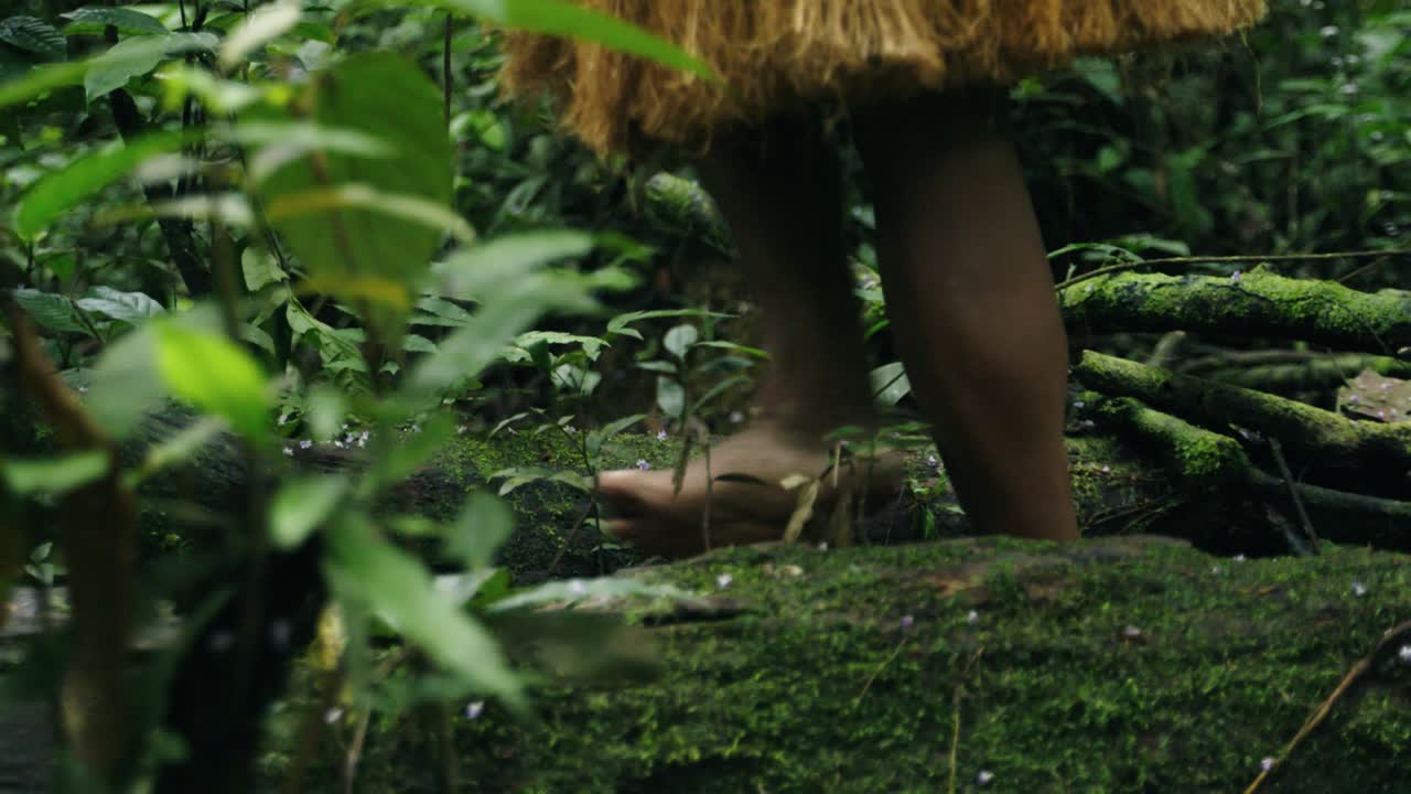 콜롬비아의 레티시아 (leticia, amazon) 의 울창한 숲에서 길을 고 있는 원주민의 발자국