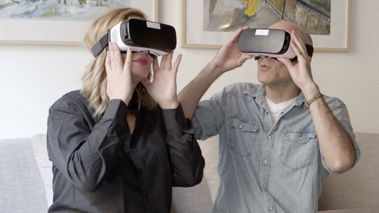 vista frontal de personas maduras agitadas que experimentan gafas vr