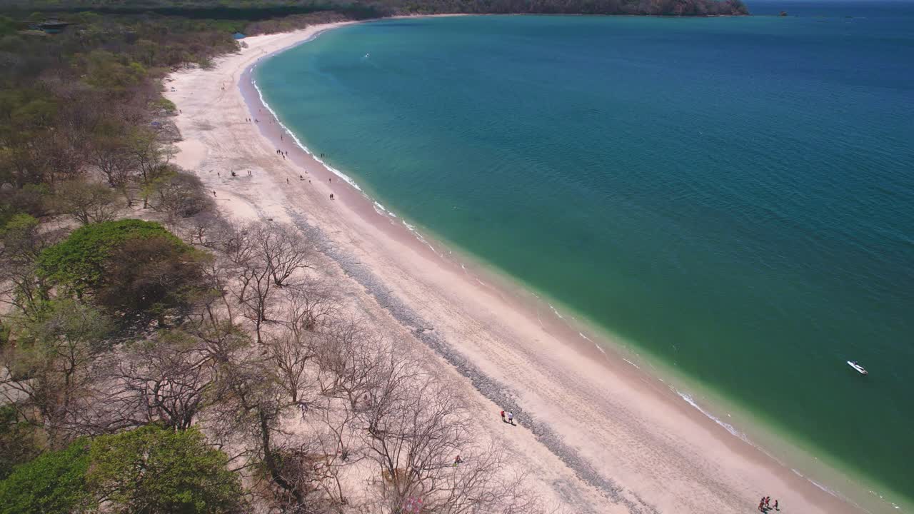 Conchal Beach Costa Rica, vacker sandstrand med blått hav, 4K drönarvy.