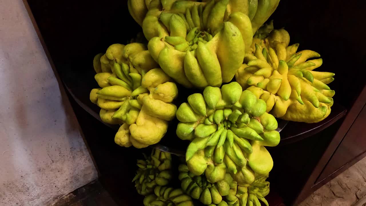 바구니에 박동하는 부처님의 손으로 만든 과일 배열