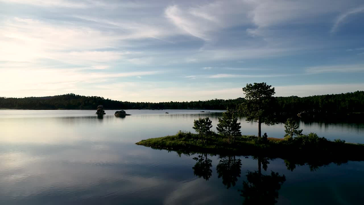 el cielo se refleja con la perfección de un espejo en esta impresionante toma de un amanecer en colorado sobre un lago