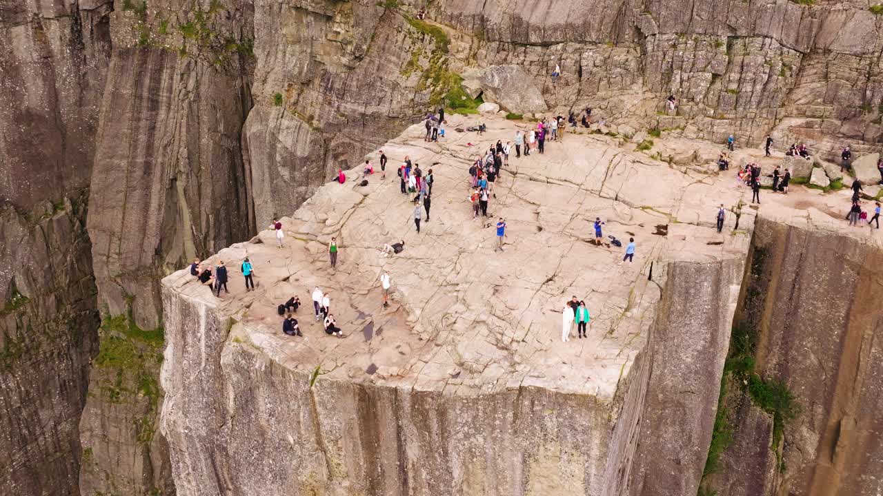 Preikestolen (Pulpit Rock): Iconic Norwegian Cliff and its Visitors