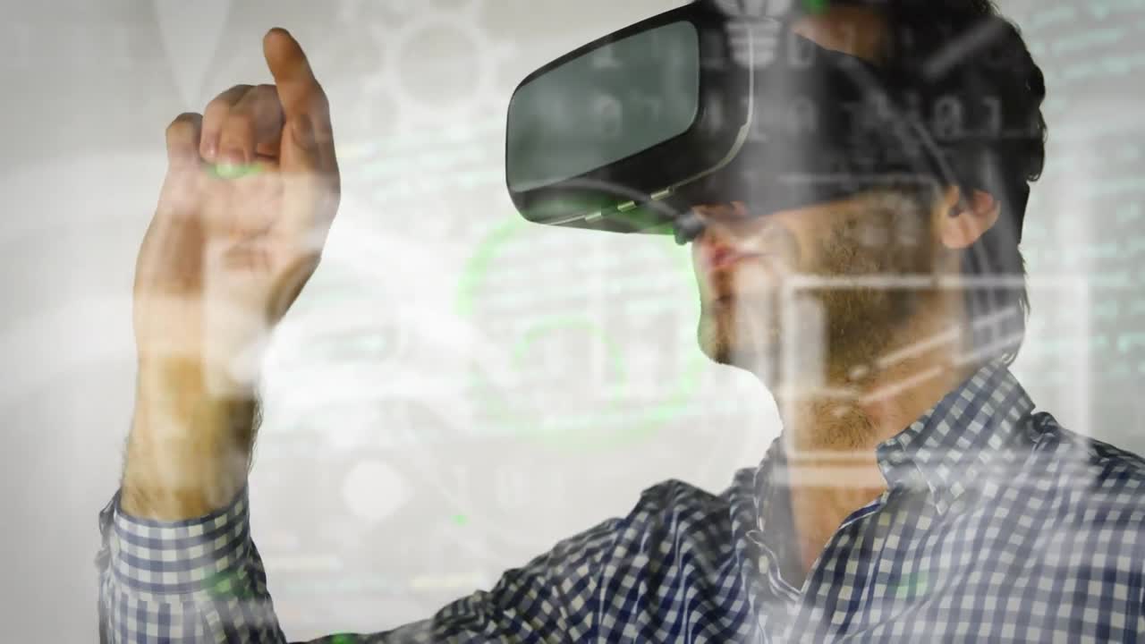 iconos digitales y codificación binaria contra un hombre de negocios caucásico que usa auriculares vr en la oficina