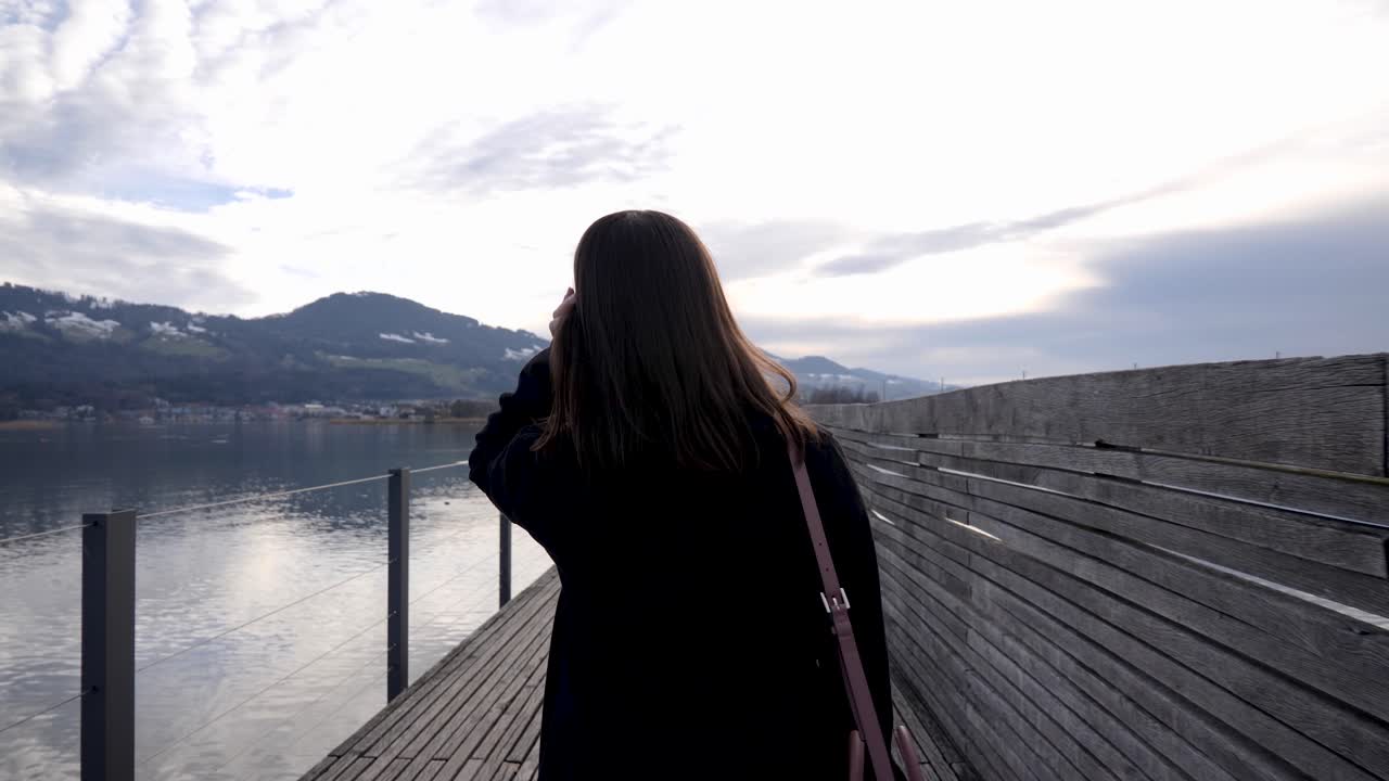 siguiente toma de una joven asiática peinándose mientras caminaba en un muelle de madera en cámara lenta en rapperswil suiza