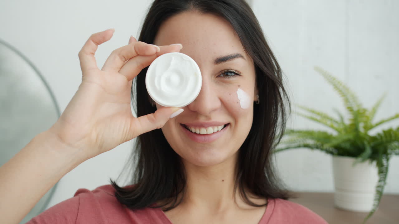 mujer aplicando crema facial