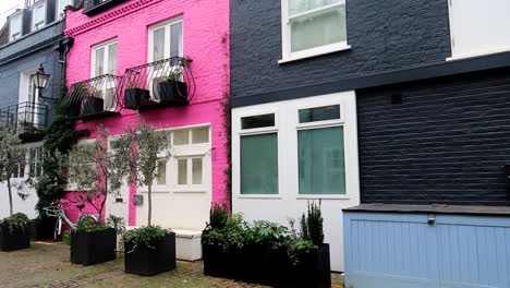 Panorámica-Izquierda-De-La-Casa-Británica-Rosa-En-St-Lukes-Mews-En-Notting-Hill,-Londres