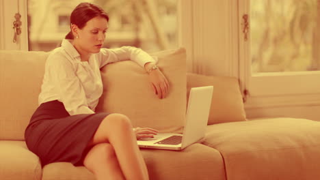 mujer de negocios con datos tecnológicos superpuestos