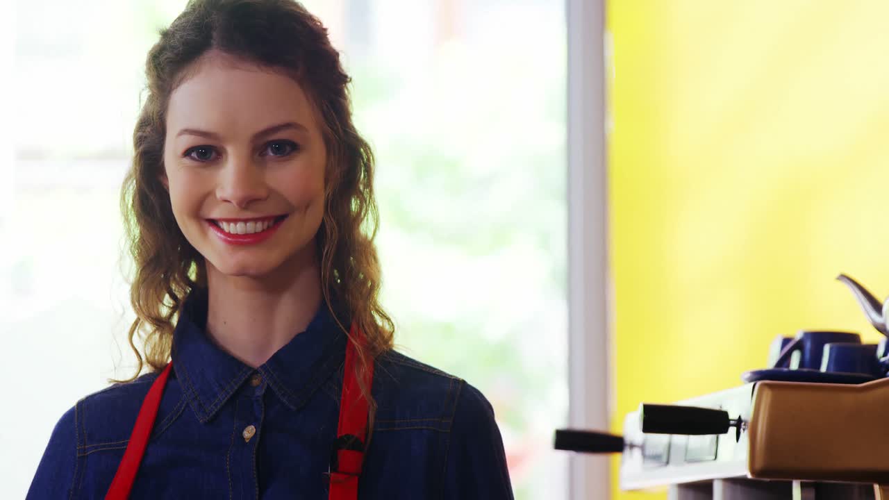 retrato de una camarera sonriente de pie en el mostrador