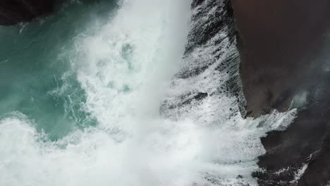 Majestuosa-Cascada-En-Las-Tierras-Altas-De-Islandia,-La-Vista-Aérea-Superior-Del-Agua-Glacial-Cae-En-El-Cañón