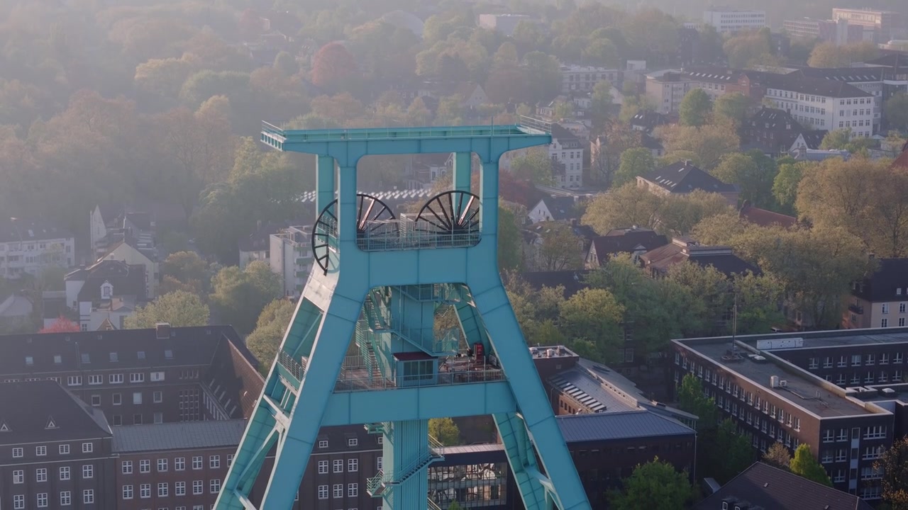 Veduta aerea del castelletto di estrazione al museo minerario tedesco a Bochum durante una mattina nebbiosa.
