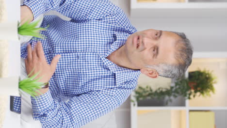 el video vertical de un hombre que se siente incompetente se enoja.