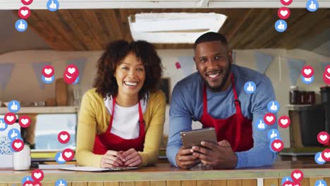 Animación-De-íconos-De-Medios-Sobre-Una-Feliz-Pareja-Diversa-Con-Tableta