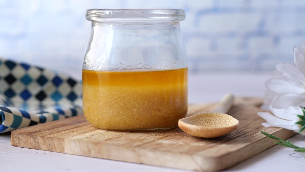ghee casero en un recipiente en una mesa