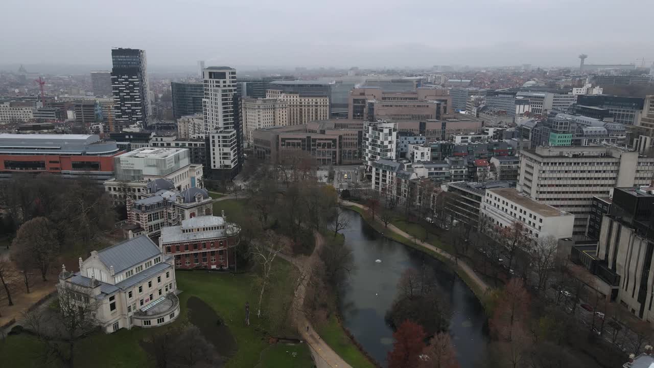 Veduta aerea di Bruxelles che sorvola edifici moderni, con panoramica a sinistra