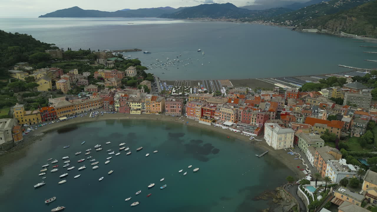Sestri Levante, una città costiera in Liguria, Italia, è ripresa dall'alto, mettendo in risalto i suoi edifici colorati, il porto tranquillo con barche e la sua splendida costa che attira molti turisti.
