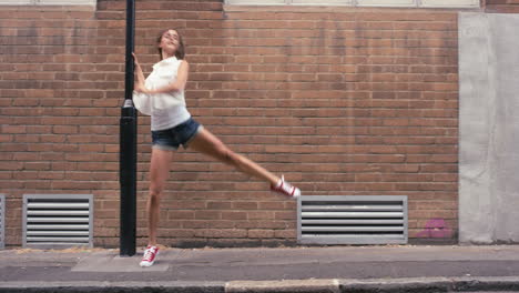 contemporánea funky mujer caucásica bailarina de calle bailando freestyle en la ciudad