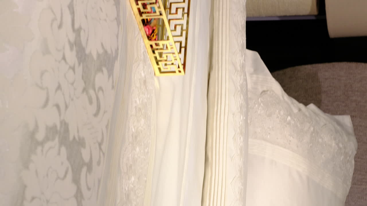 estilo de dormitorio moderno: diseño de cama suave y elegante