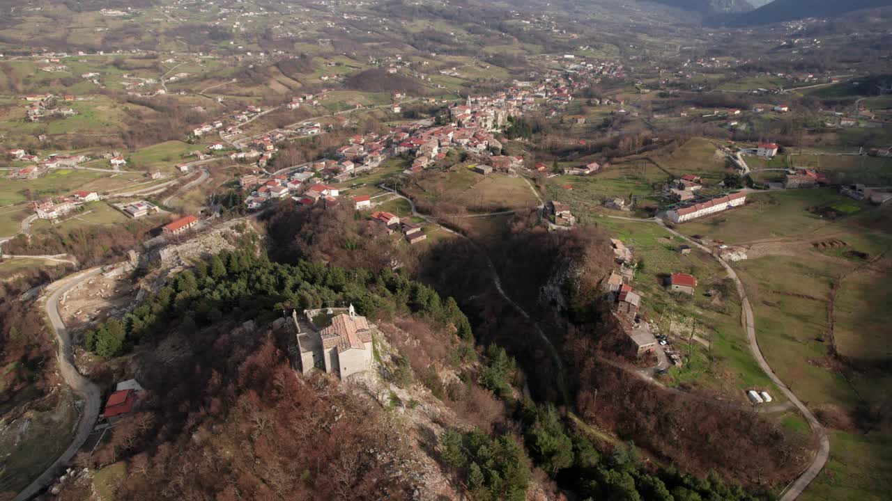 vista aérea hacia atrás del valle espectacular