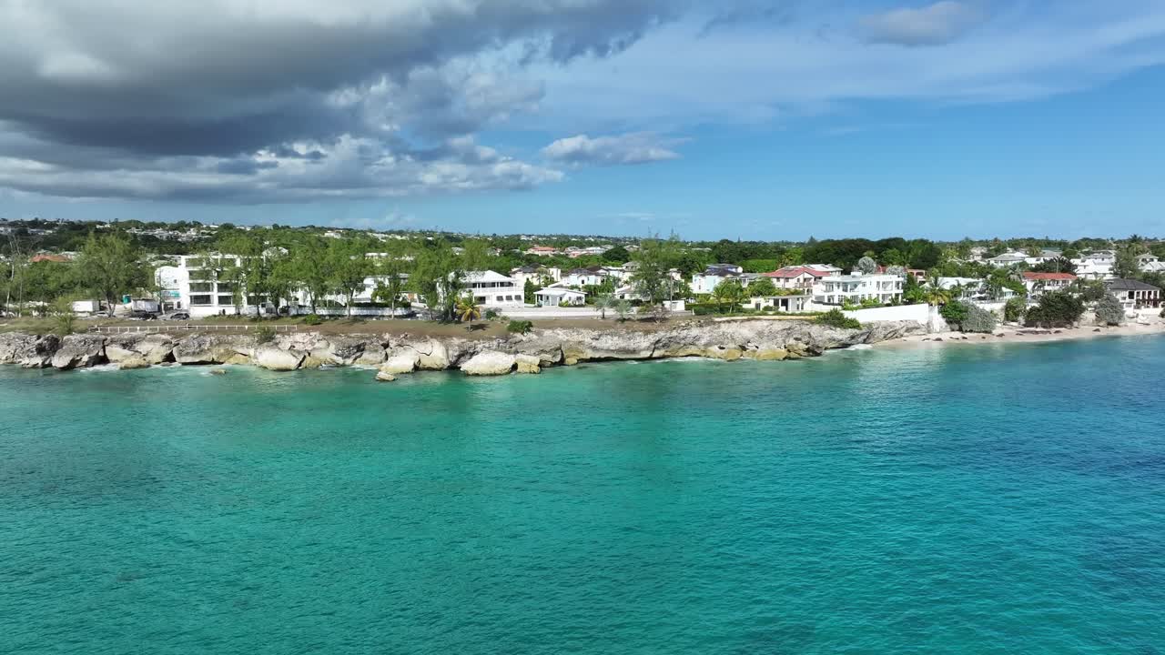 Ripresa aerea di case costiere e acque turchesi lungo la zona di Atlantic Shores a Barbados