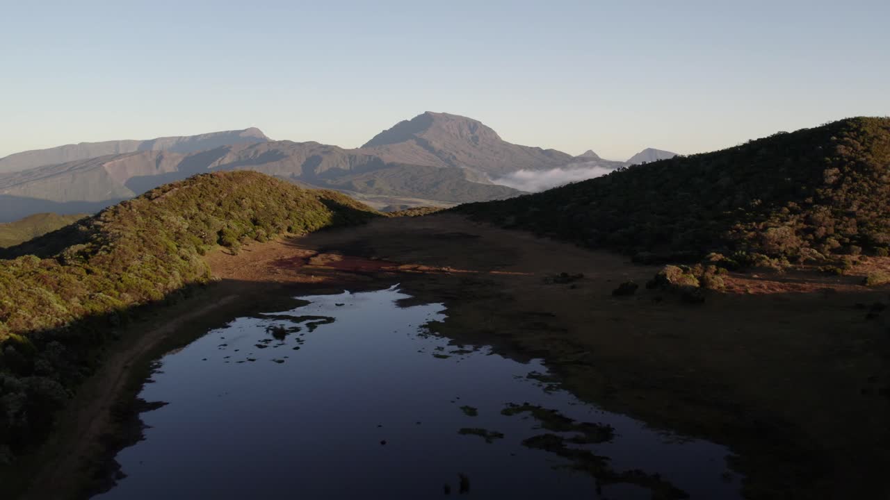 volar sobre el piton des neiges en la llanura de la isla de la reunión