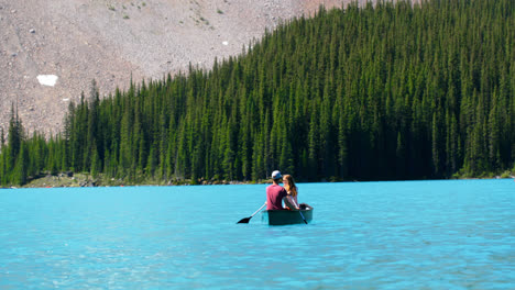 pareja remando un barco en el río en el campo 4k
