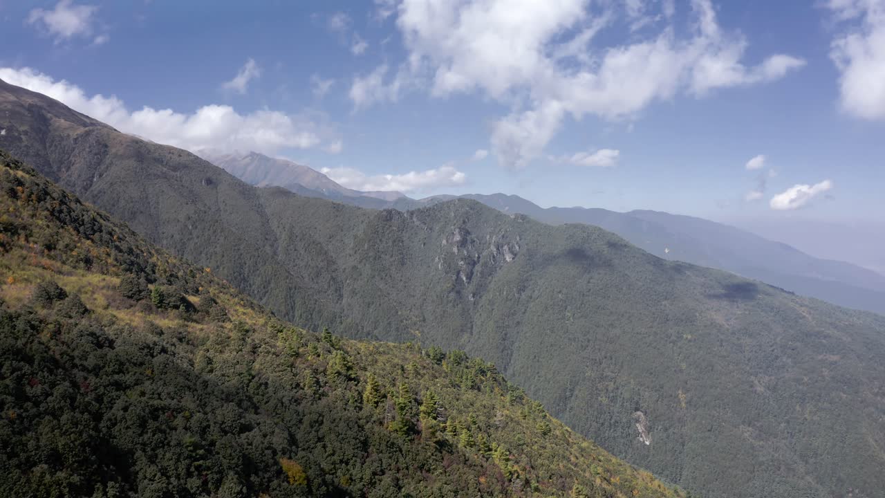 hermosa ladera del monte cangshan cubierta de bosque, yunnan china, vista aérea