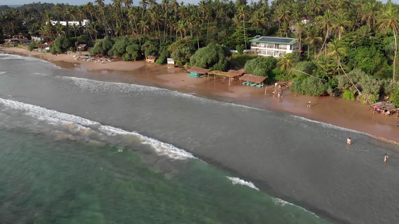 Vista aerea delle onde che si infrangono sulla riva della spiaggia di Hiriketiya in Sri Lanka