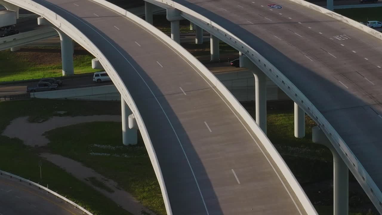 Trânsito em rodovias no centro de Dallas perto do sol da tarde