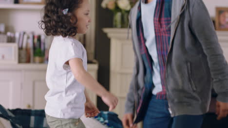 Linda-Niña-Bailando-Con-Su-Madre-En-Casa-Familia-Divirtiéndose-Padres-Jugando-Con-Su-Hijo-En-Casa-El-Fin-De-Semana