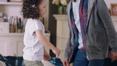 niña linda bailando con la madre en casa familia divirtiéndose padres jugando con el niño en casa el fin de semana