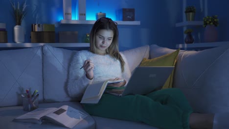 estudiando a una adolescente tomando notas.