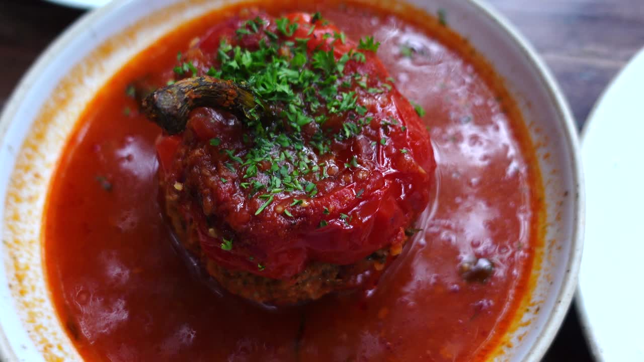 pimienta rellena de estilo mediterráneo con salsa de tomate cocina de influencia árabe de oriente medio