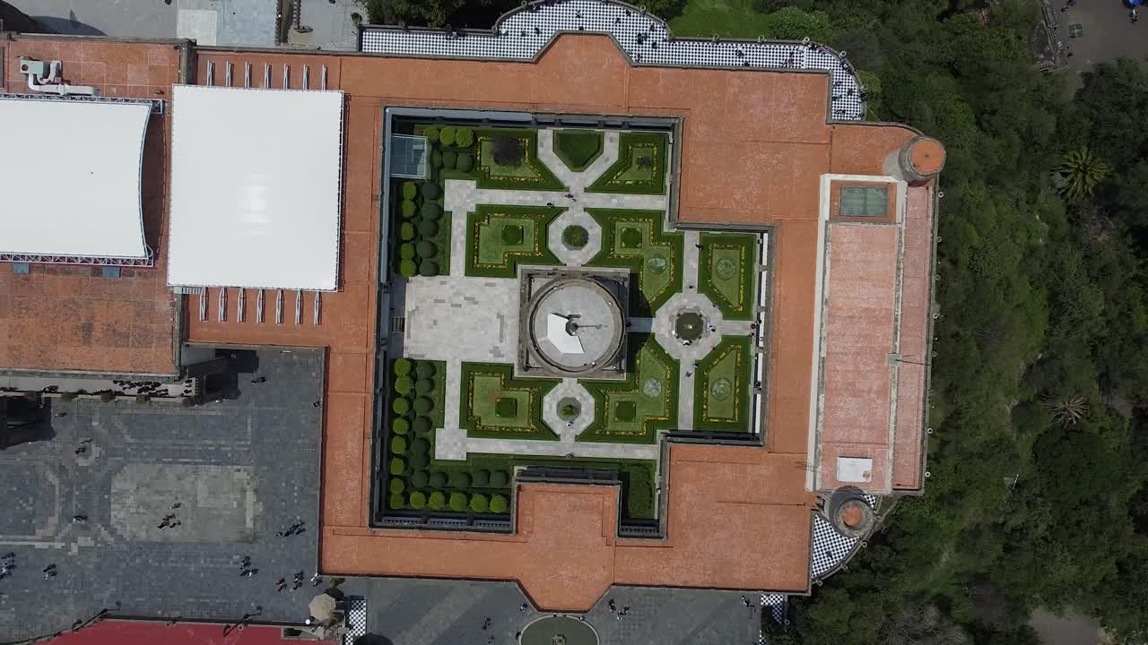 una foto de un dron senil del castillo de chapultepec en méxico