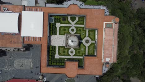 Eine-Coole-Senital-Drohnenaufnahme-Von-Mexikos-Schloss-Chapultepec