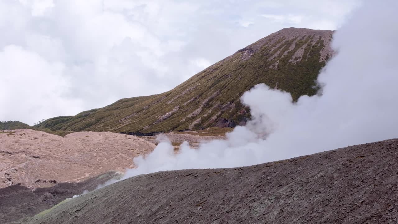 ondulante y espeso humo blanco que brota del volcán monte balbi en la isla tropical de bougainville, papua nueva guinea