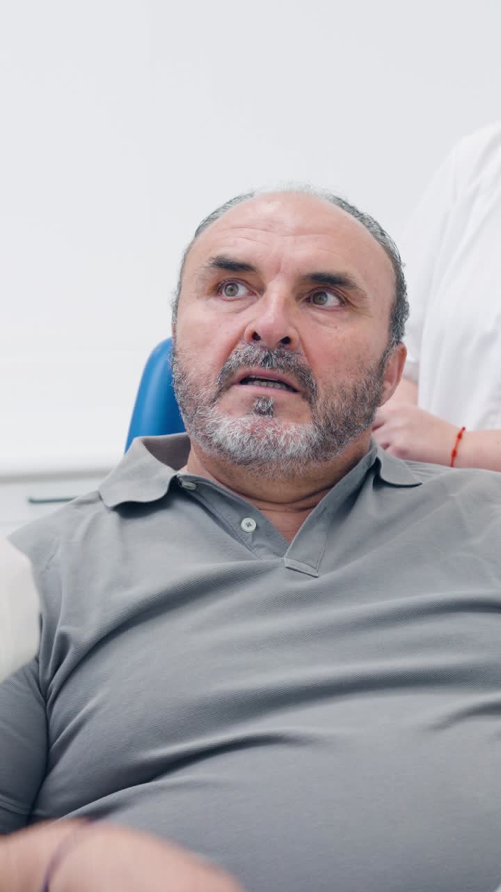 L'uomo al dentista