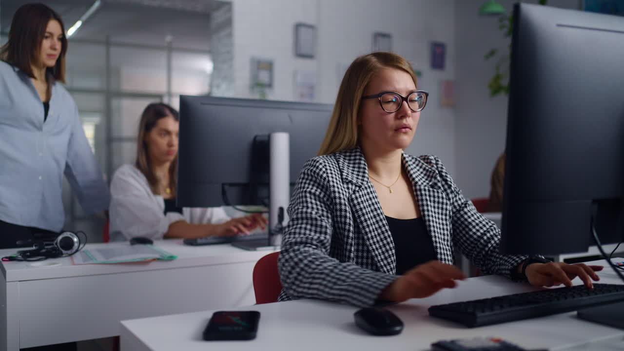 Frauen arbeiten in einem modernen Büroumfeld.