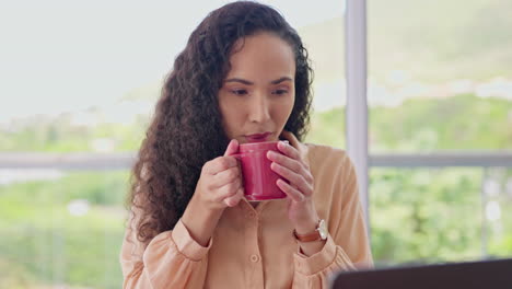 Woman,-drinking-coffee-and-working-on-laptop