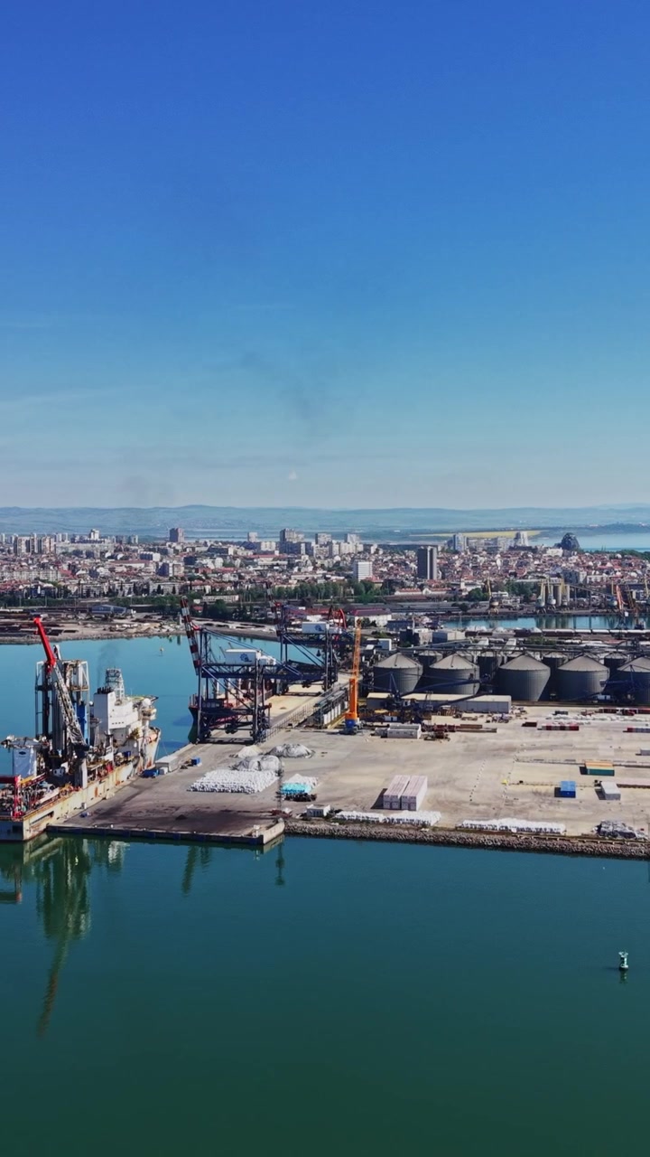 Vista della città di una trafficata area portuale vicino all'acqua sotto un cielo sereno