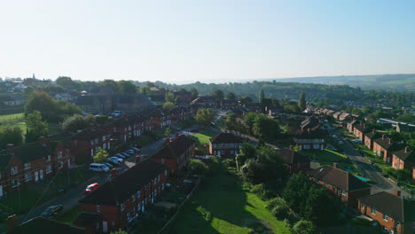 Dewsbury-Moore-Council-Estate,-Großbritannien,-Von-Einer-Drohne-Aus-Gesehen,-Hebt-An-Einem-Sonnigen-Morgen-Rote-Backsteinhäuser-Und-Die-Industrielandschaft-Von-Yorkshire-Hervor