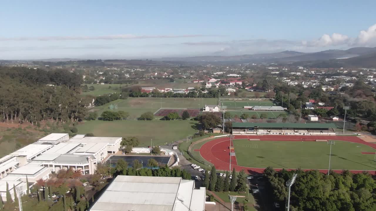 vista aérea de un campo de fútbol rodeado de pistas ovaladas para atletismo en sudáfrica