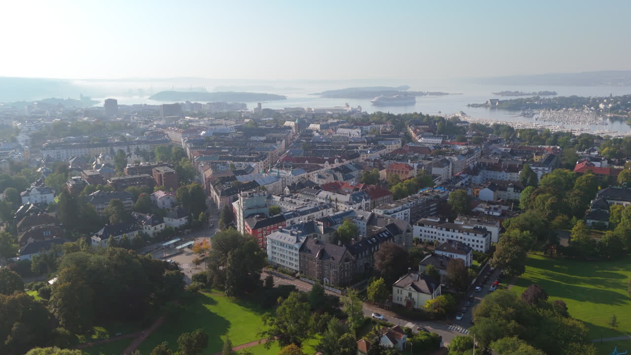 오슬로피오르드 (oslofjord) 를 향한 프로그너 파크 (frogner park) 에서 찍은 공중 추적 사진