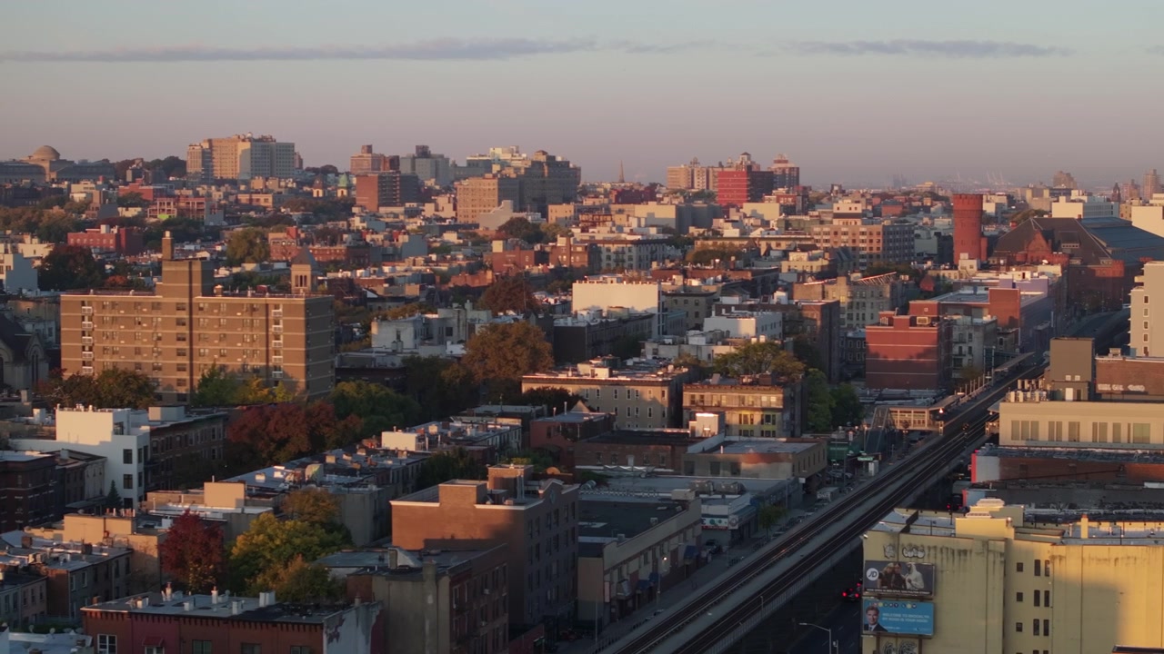 Luftaufnahme von Brooklyn bei Sonnenaufgang. Aufgenommen an einem Herbstmorgen in New York City.