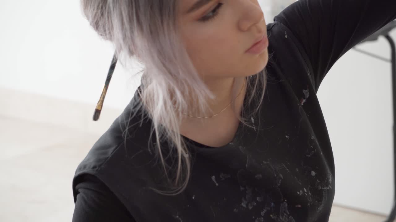 검은 옷과 앞치마를 입은 작업 예술가의 초상