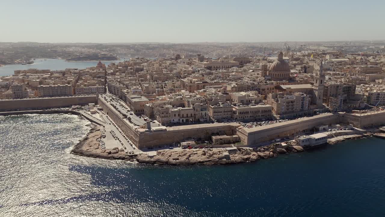 Una vista aerea dell'antica città di La Valletta a Malta in una mattina di sole.