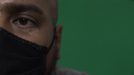 hombre adulto con mascarilla de algodón en el interior