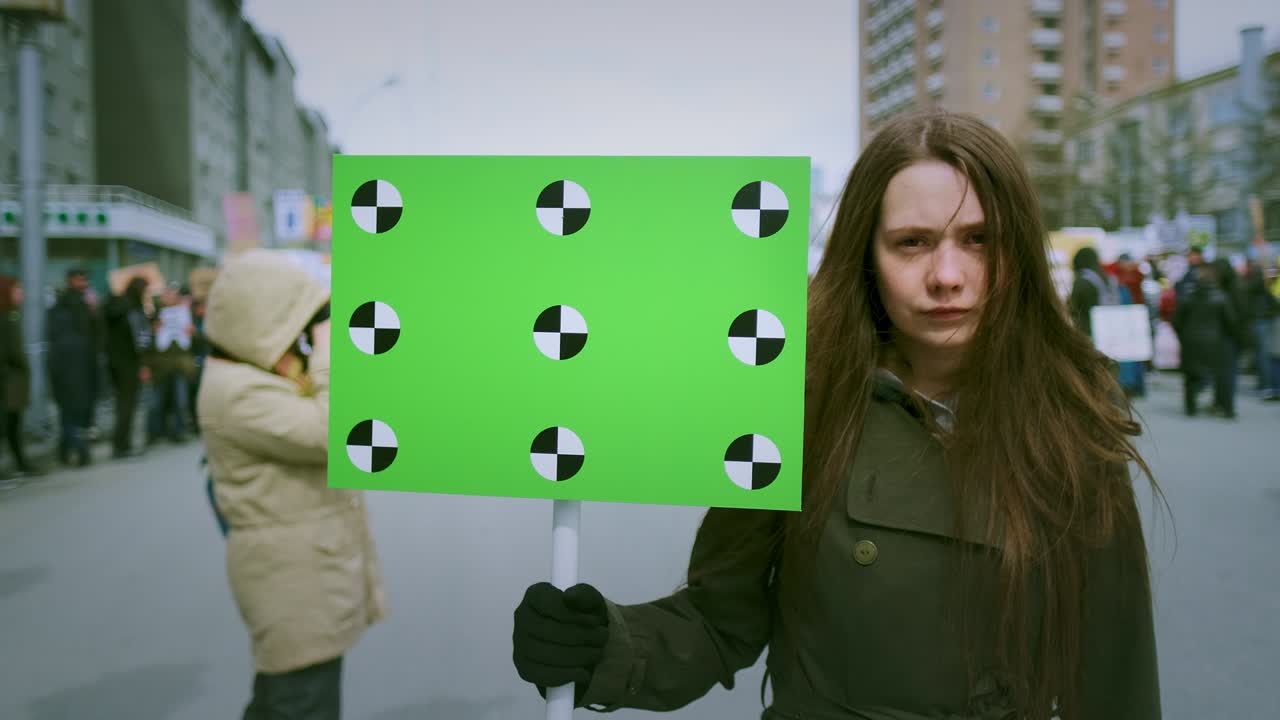 retrato de una chica joven con una pancarta vacía para su texto mirando a la cámara.
