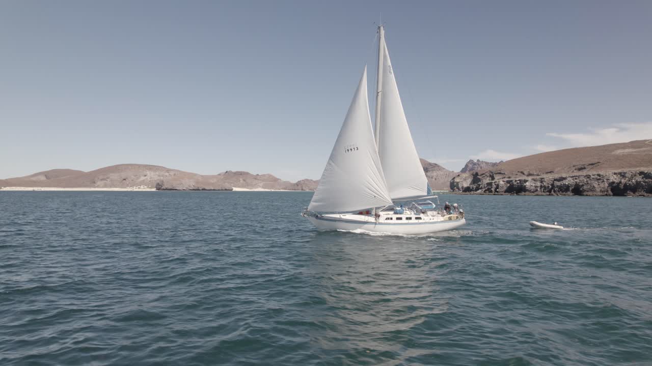 turistas en velero blanco navegando en el mar en verano