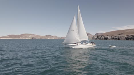 Touristen-Auf-Weißem-Segelboot,-Das-Im-Sommer-Im-Meer-Kreuzt