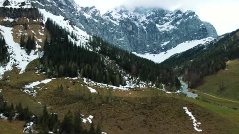 Luftdrohnenflug-Im-Malerischen-Ahornboden-Engtal-Zu-Den-Schneebedeckten-Gletscherberggipfeln-In-Den-Bayerischen-österreichischen-Alpen-An-Einem-Bewölkten-Und-Sonnigen-Tag-Entlang-Von-Bäumen,-Felsen,-Wald-Und-Hügeln-In-Der-Natur